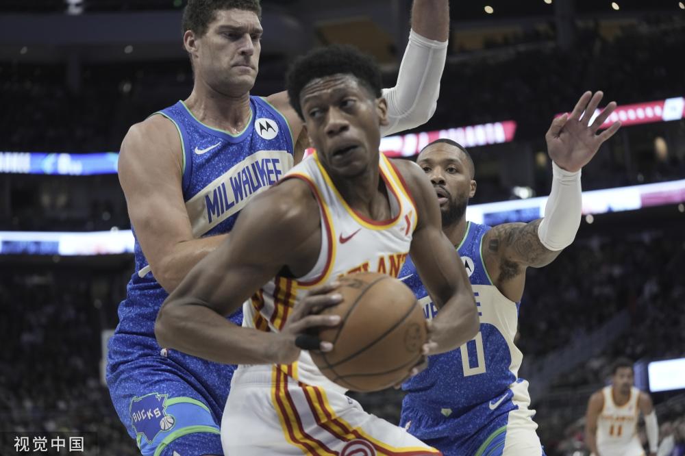 某位前锋凭 某位前锋凭