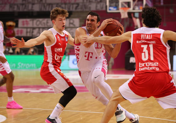 教练肩负着 教练肩负着